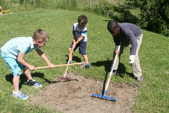 Malgré la canicule qui a défiguré le jardin, on le prépare pour la rentrée afin d’y planter des légumes. Chaque élève a droit à 1 m²  de terrain. Et la solidarité est de mise. Un voisin agriculteur va leur donner un coup de main pour faciliter le travail